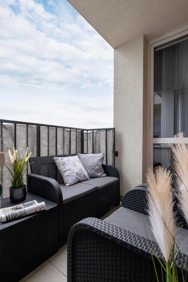 Osiedle Avia Harmonious Apartment With Balcony & Parking Cracow By Renters Prestige Cracovia Exterior foto